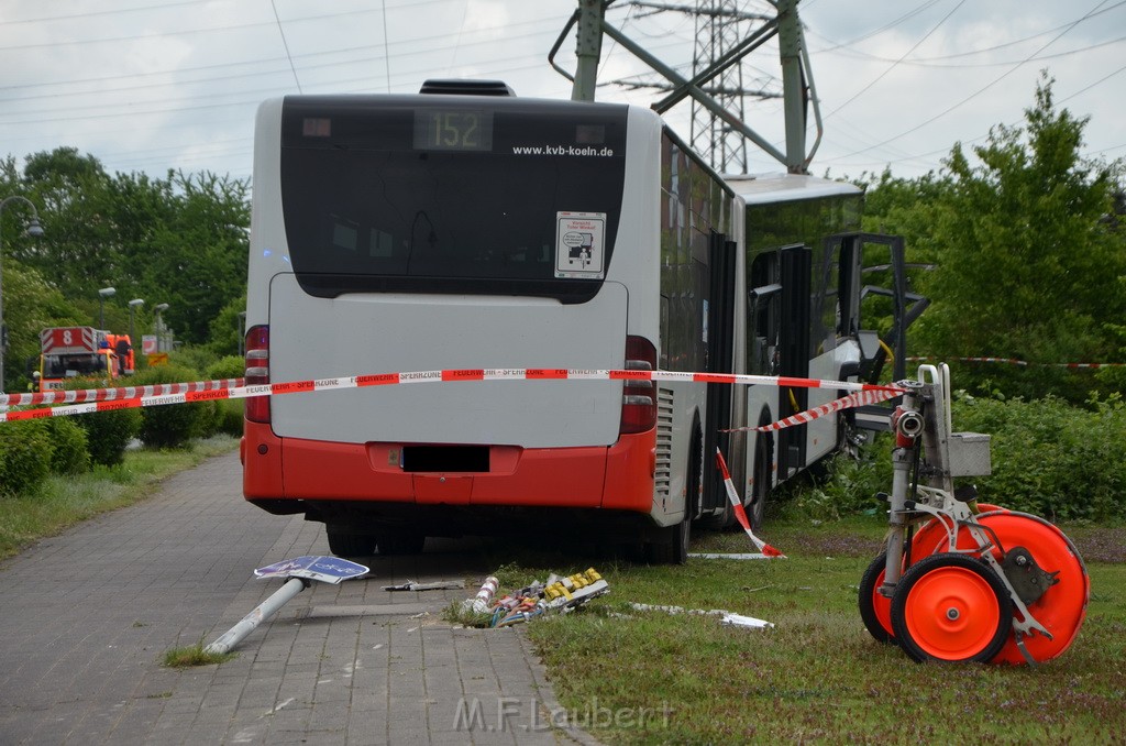 Schwerer Bus Unfall Koeln Porz Gremberghoven Neuenhofstr P160.JPG - Miklos Laubert